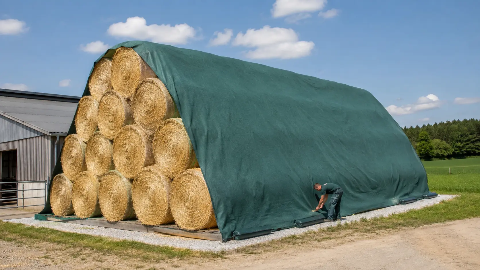 NEXFLEECE by AGRO‑NEX® Premium-Strohabdeckvlies schützt Strohballen bei der Außenlagerung — KI-generiertes Symbolbild